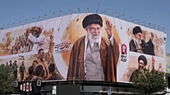 بیلبورد حاوی تصاویر علی خامنه‌ای در تهران