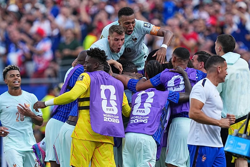 Lucas Digne et Kylian Mbappé se jettent sur leurs coéquipiers pour célébrer le but inscrit par Ousmane Dembélé.