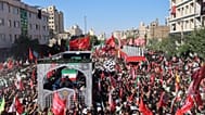 Egy teherautó, amely a néhai iráni legfelsőbb vezető, Ali Hamenei ajatollah és családtagjai koporsóit szállítja, Mashhad egyik főútján halad.