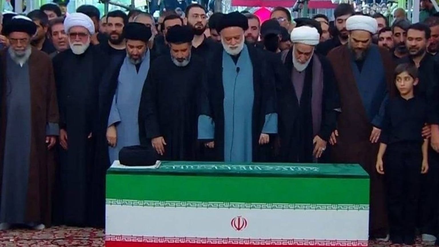 نماز میت پیش از دفن علی خامنه‌ای در مشهر