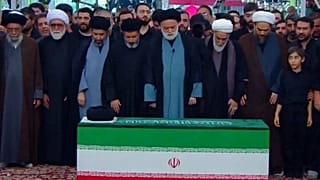 نماز میت پیش از دفن علی خامنه‌ای در مشهر