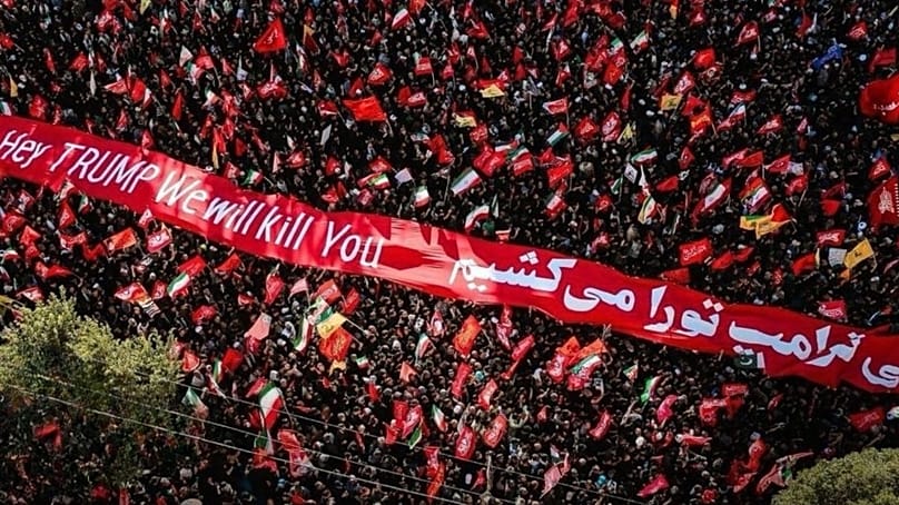 نوار نوشته‌ای با مضمون انتقام از رئیس جمهوری آمریکا در مراسم خاکسپاری رهبر پیشین جمهوری اسلامی