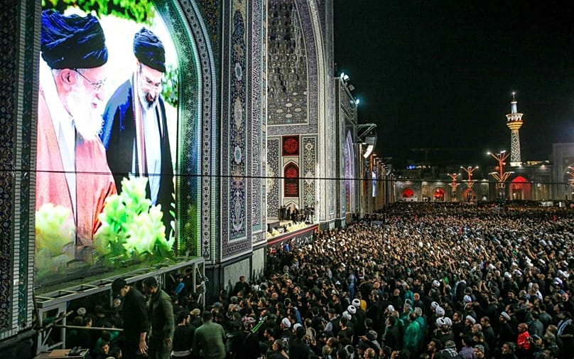 تصویری از علی و مجتبی خامنه‌ای در مراسم خاکسپاری رهبر پیشین جمهوری اسلامی