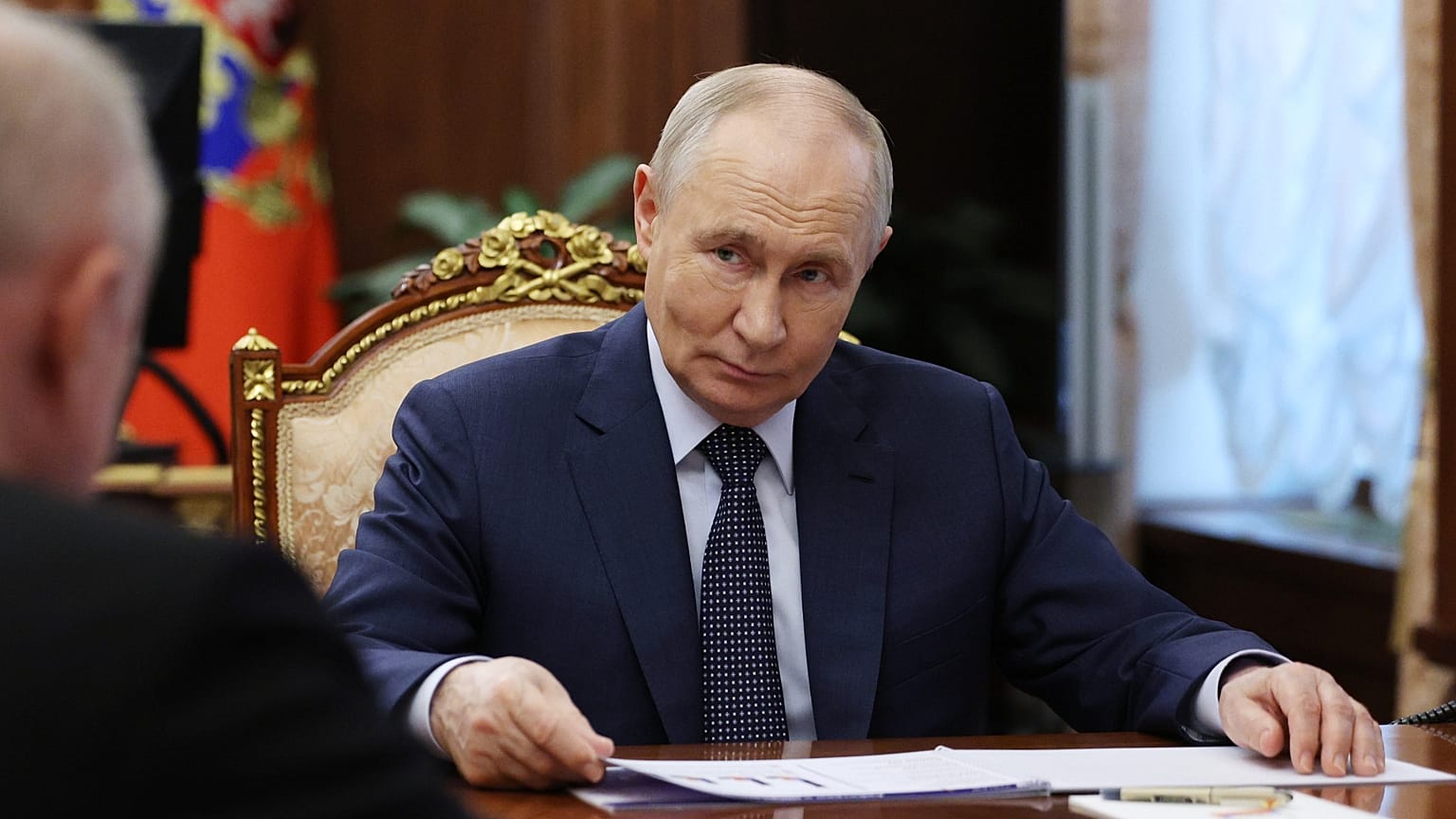 Rusya Devlet Başkanı Vladimir Putin, Kremlin'de Rusya Ticaret ve Sanayi Odası Başkanı Sergey Katyrin'i dinliyor, Moskova, 9 Temmuz 2026.