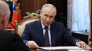 Rusya Devlet Başkanı Vladimir Putin, Kremlin'de Rusya Ticaret ve Sanayi Odası Başkanı Sergey Katyrin'i dinliyor, Moskova, 9 Temmuz 2026.
