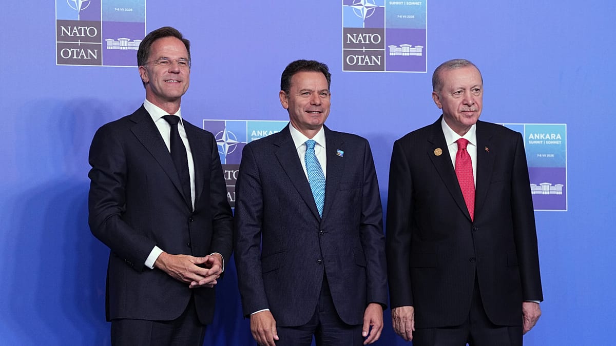 Luís Montenegro recibe revólver de Erdoğan tras cumbre de la OTAN