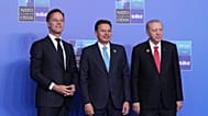 Luís Montenegro recebe revólver de Erdogan após cimeira da NATO