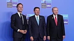 Luís Montenegro recebe revólver de Erdogan após cimeira da NATO
