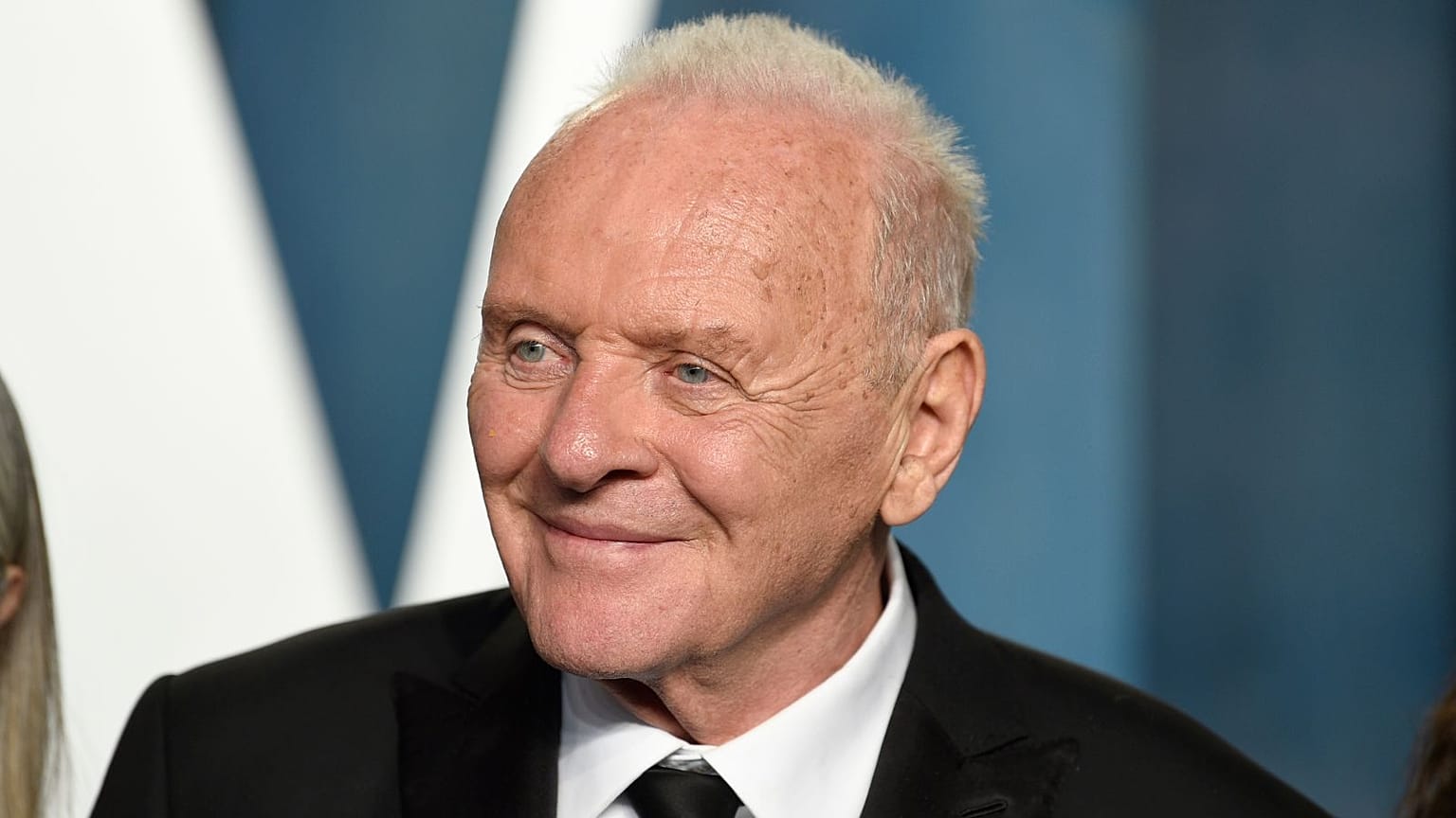Anthony Hopkins inicia carrera musical y publica su primer sencillo a los 88 años