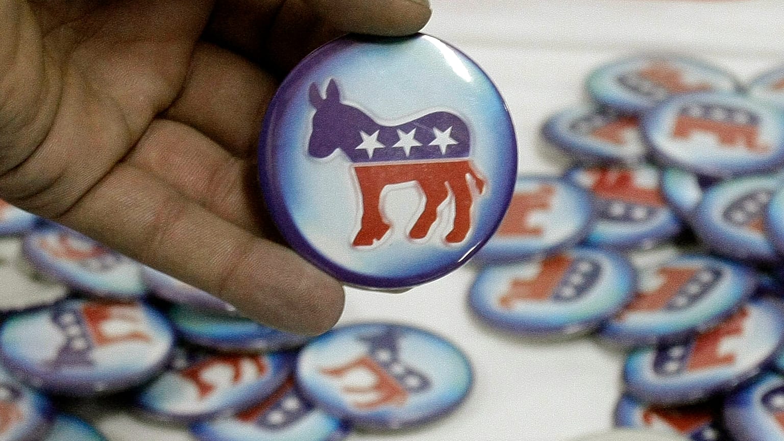 Un uomo tiene una spilla del Partito Democratico durante un evento per le elezioni presidenziali USA.