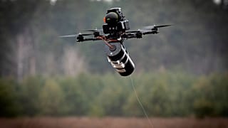  صورة أرشيفية - طائرة مسيّرة أوكرانية الصنع من طراز FPV تعمل بالألياف الضوئية تحلق في موقع عسكري