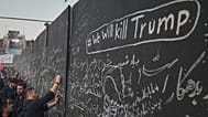 دیوار نوشته شرکت کنندگان در تشییع رهبر پیشین ایران با شعارهایی در انتقام از ترامپ