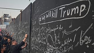 دیوار نوشته شرکت کنندگان در تشییع رهبر پیشین ایران با شعارهایی در انتقام از ترامپ