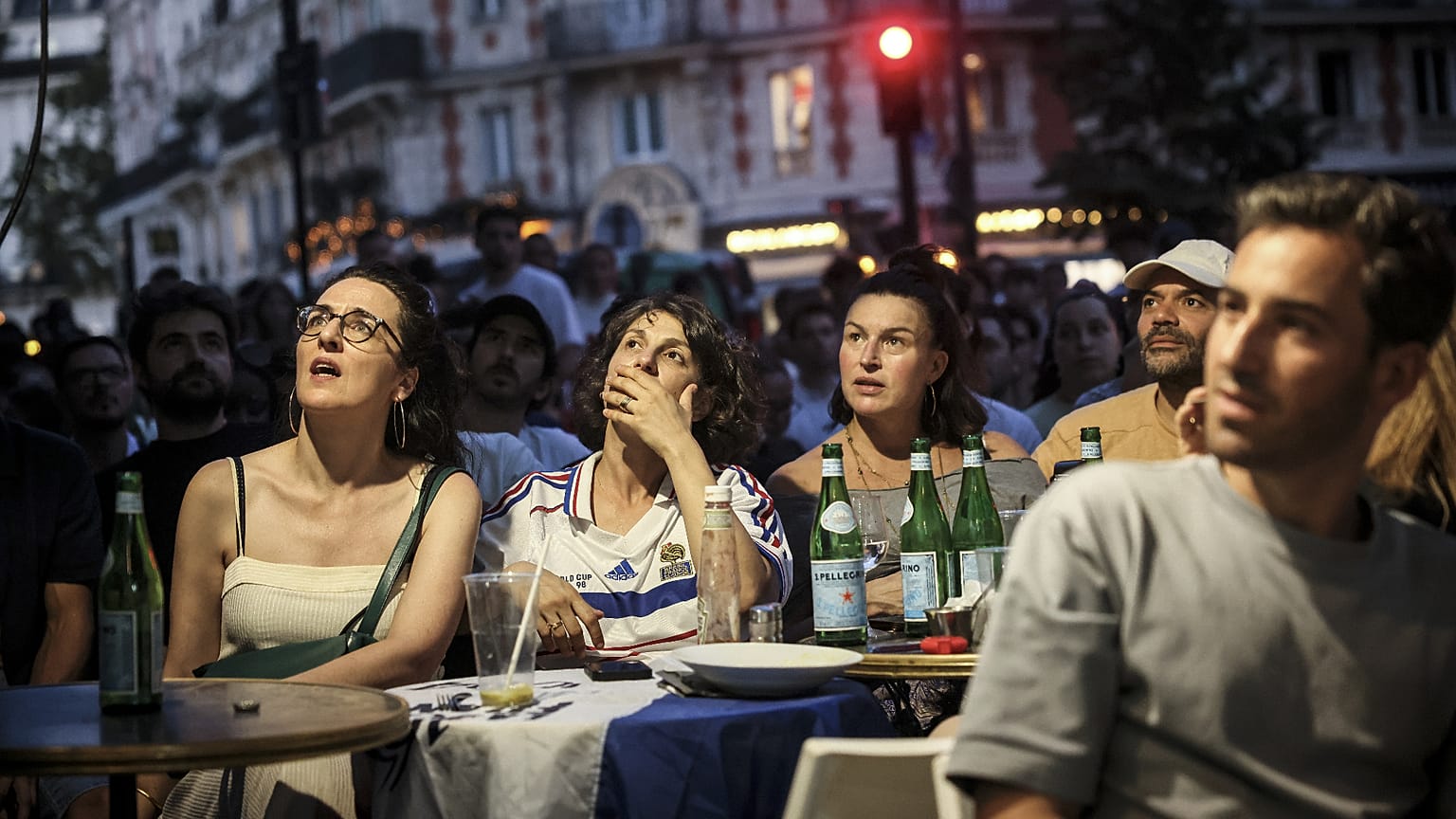 Des supporters français regardent la retransmission du quart de finale de la Coupe du monde de football opposant la France au Maroc, ce jeudi 9 juillet 2026, à Paris.