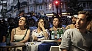 Des supporters français regardent la retransmission du quart de finale de la Coupe du monde de football opposant la France au Maroc, ce jeudi 9 juillet 2026, à Paris.