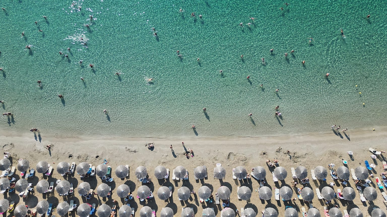 Des personnes profitent de la mer sur la plage d’Avlaki, à environ 42 kilomètres (26 miles) à l’est d’Athènes, en Grèce, le mercredi 19 août 2025.
