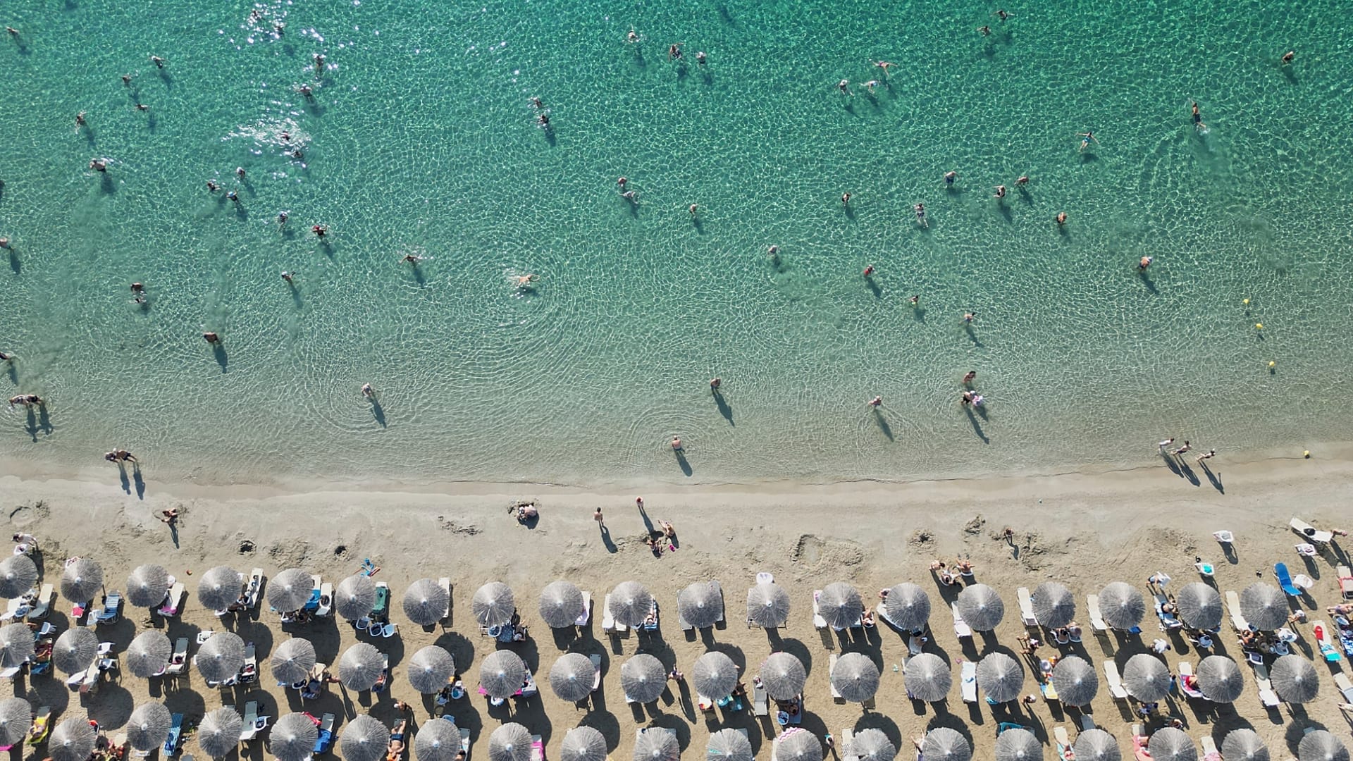 Des baigneurs profitent de la mer sur la plage d’Avlaki, à environ 42 kilomètres (26 miles) à l’est d’Athènes, en Grèce, le mercredi 19 août 2025.