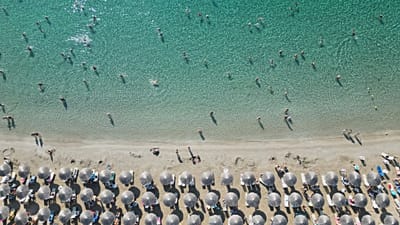 Menschen genießen das Meer am Strand von Avlaki, rund 42 Kilometer (26 Meilen) östlich von Athen in Griechenland, am Mittwoch, 19. August 2025.
