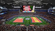تُعرض أعلام البرتغال وإسبانيا، بينما تظهر صورة كريستيانو رونالدو (لاعب المنتخب البرتغالي) على شاشة قبيل مباراة دور الـ16 لكأس العالم لكرة القدم بين البرتغال وإسبانيا