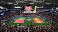 تُعرض أعلام البرتغال وإسبانيا، بينما تظهر صورة كريستيانو رونالدو (لاعب المنتخب البرتغالي) على شاشة قبيل مباراة دور الـ16 لكأس العالم لكرة القدم بين البرتغال وإسبانيا