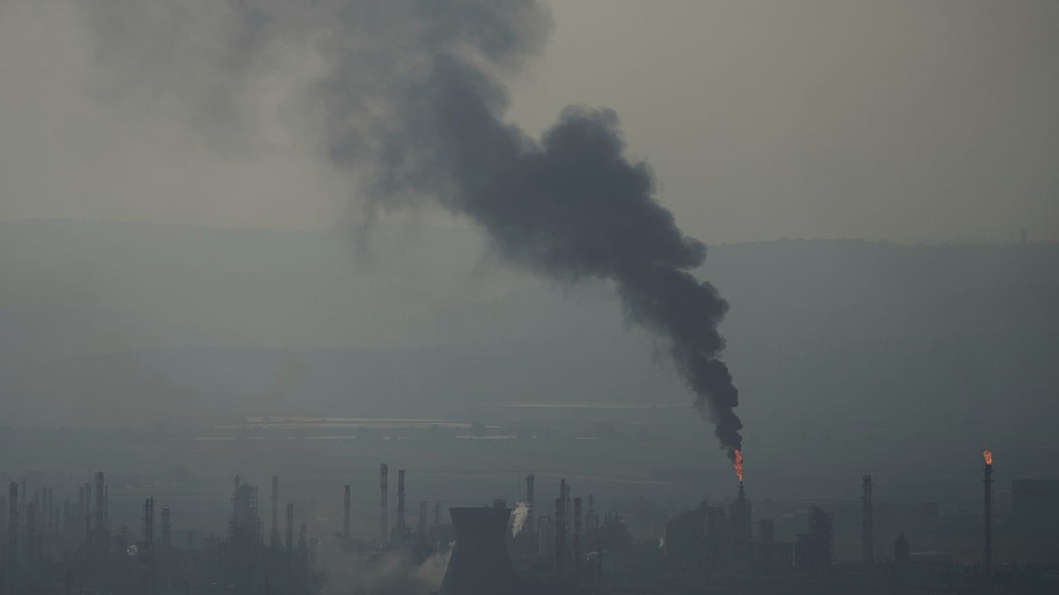 16 Haziran 2025'te İran füzesi kuzey İsrail'deki Hayfa'da bir petrol rafinerisini vurduktan sonra dumanlar yükseliyor.