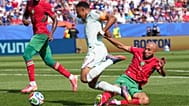 تعرض الفرنسي كيليان مبابي (10) لخطأ من المغربي نصير مزراوي (3) خلال مباراة ربع نهائي كأس العالم لكرة القدم بين فرنسا والمغرب في فوكسبورو بولاية ماساتشوستس بالقرب من بوسطن