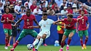 الفرنسي كيليان مبابي (10) يمرر الكرة بينما يدافع المغربي عيسى ديوب (14) ونيل العيناوي، على اليمين، خلال مباراة ربع نهائي كأس العالم لكرة القدم بين فرنسا والمغرب في فوكسبورو