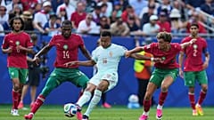 El francés Kylian Mbappé pasa el balón mientras el marroquí Issa Diop y Neil El Aynaoui defienden en el Francia Marruecos de cuartos del Mundial en Foxborough