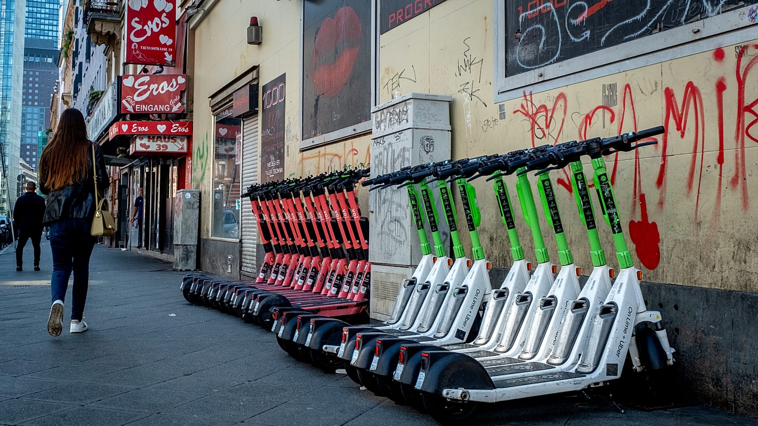 E-Scooter stehen in Reih und Glied im Frankfurter Rotlichtviertel, Freitag, der siebte Juni 2024.