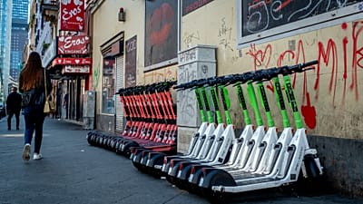 Des trottinettes électriques sont alignées dans le quartier rouge de Francfort, en Allemagne, vendredi 7 juin 2024.