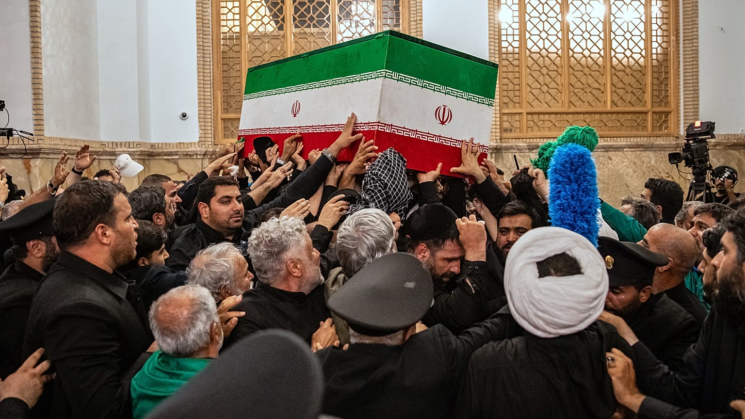 يحمل المشيعون نعش المرشد الأعلى الإيراني الراحل آية الله علي خامنئي فوق الحشد للصلاة الأخيرة قبل دفنه في ضريح الإمام رضا في مشهد، شمال شرق إيران