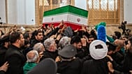 يحمل المشيعون نعش المرشد الأعلى الإيراني الراحل آية الله علي خامنئي فوق الحشد للصلاة الأخيرة قبل دفنه في ضريح الإمام رضا في مشهد، شمال شرق إيران
