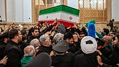 يحمل المشيعون نعش المرشد الأعلى الإيراني الراحل آية الله علي خامنئي فوق الحشد للصلاة الأخيرة قبل دفنه في ضريح الإمام رضا في مشهد، شمال شرق إيران