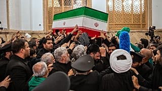 يحمل المشيعون نعش المرشد الأعلى الإيراني الراحل آية الله علي خامنئي فوق الحشد للصلاة الأخيرة قبل دفنه في ضريح الإمام رضا في مشهد، شمال شرق إيران