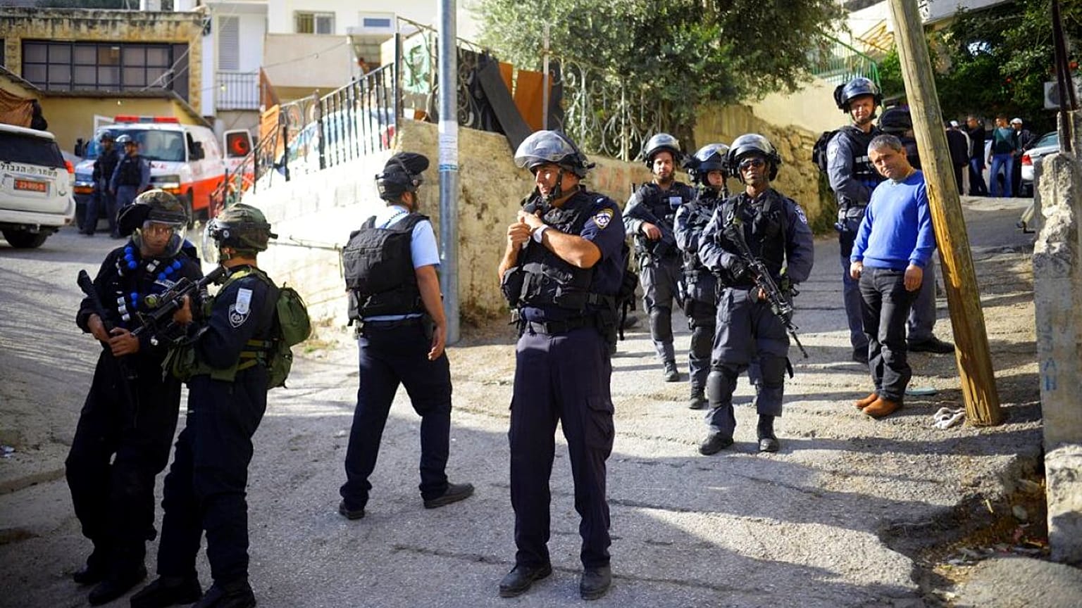 يقف عناصر من شرطة الحدود الإسرائيلية أمام منزل الفلسطيني معتز حجازي بعد إطلاق النار عليه في القدس الشرقية يوم الخميس، 30 أكتوبر/تشرين الأول 2014