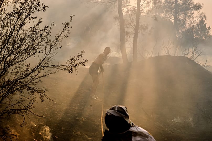 ARCHIVO: Unos bomberos se afanan en apagar un fuego