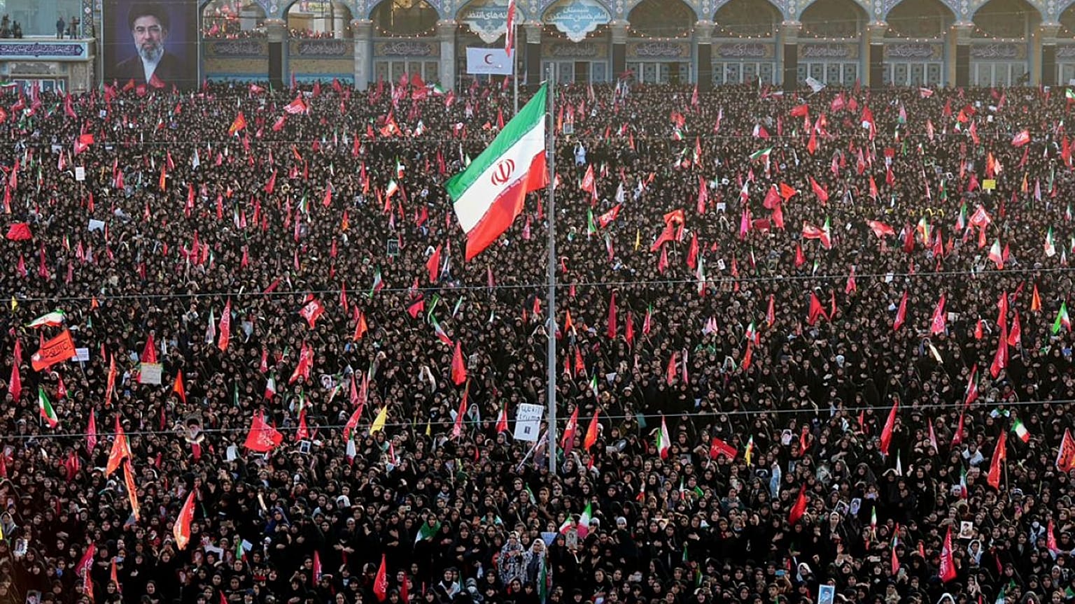 يشارك مشيعون في صلاة الجنازة التي أقيمت  للمرشد الأعلى الإيراني الراحل خامنئي مدينة قم الإيرانية، يوم الثلاثاء الموافق 7 يوليو 2026. 