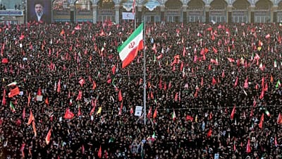 يشارك مشيعون في صلاة الجنازة التي أقيمت  للمرشد الأعلى الإيراني الراحل خامنئي مدينة قم الإيرانية، يوم الثلاثاء الموافق 7 يوليو 2026. 