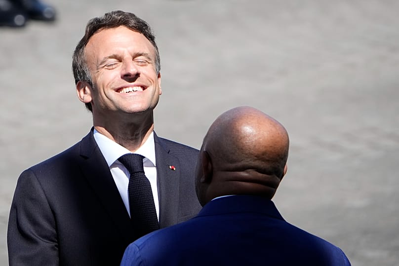 Foto de archivo. El presidente francés, Emmanuel Macron, reacciona mientras se encuentra con los ciudadanos en el desfile del Día de la Bastilla, el jueves 14 de julio de 2026