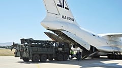 عمل مسؤولون عسكريون حول طائرة نقل روسية تحمل أجزاءً من منظومة الدفاع الجوي إس-400، بعد هبوطها في مطار مرتد العسكري خارج أنقرة، تركيا
