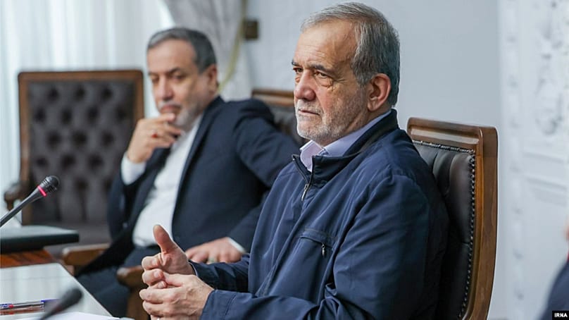 پزشکیان در کنار عباس عراقچی، وزیر خارجه دولت  