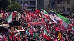 يحمل المشيعون أعلاماً إيرانية تحمل صورتي المرشد الأعلى الإيراني الراحل علي خامنئي والمرشد الأعلى الجديد  مجتبى خامنئي، طهران، إيران، يوم الاثنين 6 يوليو 2026.