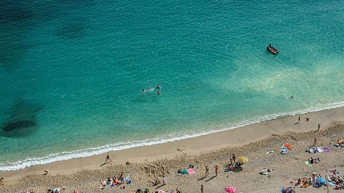 Guida alle regole sulle spiagge europee: cosa sapere per il viaggio estivo 2024 1 Spiaggia europea