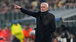 Mourinho, dando indicaciones durante un partido en el banquillo del Benfica