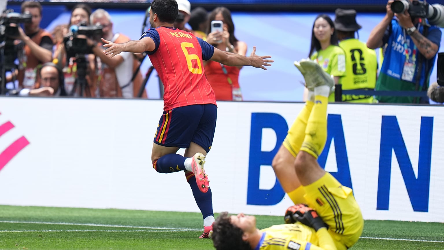 Merino celebrando el gol que nos mete a semifinales. 