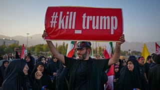 يحمل رجل لافتة كُتب عليها "#kill_trump" (اقتلوا ترامب) خلال مراسم جنازة المرشد الأعلى الإيراني الراحل علي خامنئي طهران، إيران، يوم الأحد 5 يوليو 2026.