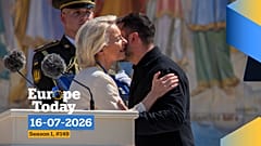 يستقبل الرئيس الأوكراني فولوديمير زيلينسكي، يمين الصورة، رئيسة المفوضية الأوروبية أورسولا فون دير لاين في كييف، أوكرانيا، الأربعاء 15 تموز/يوليو 2026.