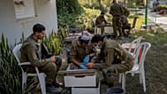 يحاول جنود من الحاخامية العسكرية في الجيش الإسرائيلي العثور على أغراض تساعد في التعرف على هوية القتلى في كيبوتس "نير عوز" بإسرائيل، يوم الخميس 9 نوفمبر 2023.