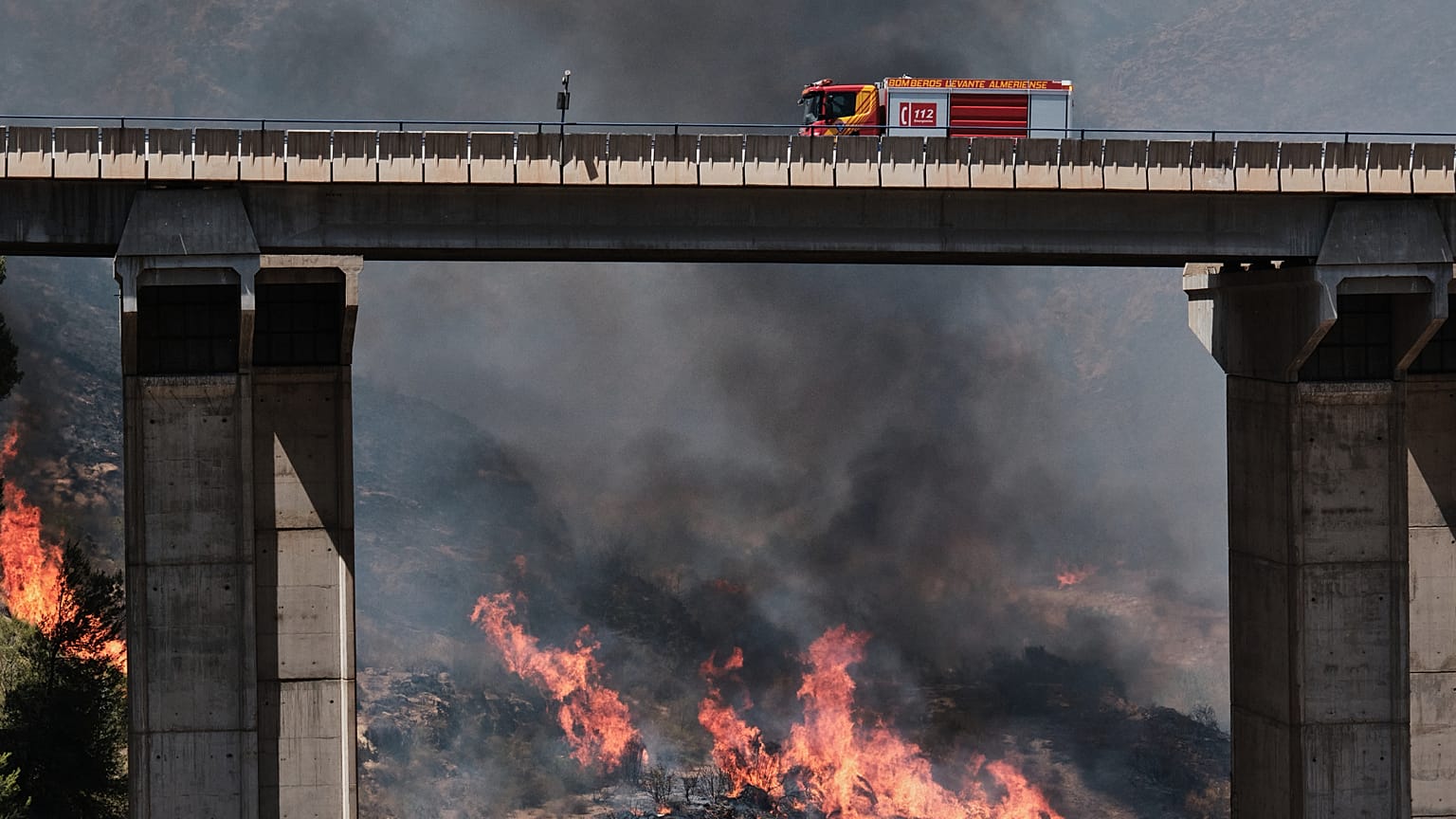 Un camión de bomberos junto a un incendio forestal en Los Gallardos, cerca de Almería, España, el viernes 10 de julio de 2026. 