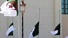  تُرفع الأعلام الجزائرية منكسةً حداداً على ضحايا تحطم طائرة عسكرية في العاصمة الجزائرية، يوم الخميس 12 أبريل 2018.
